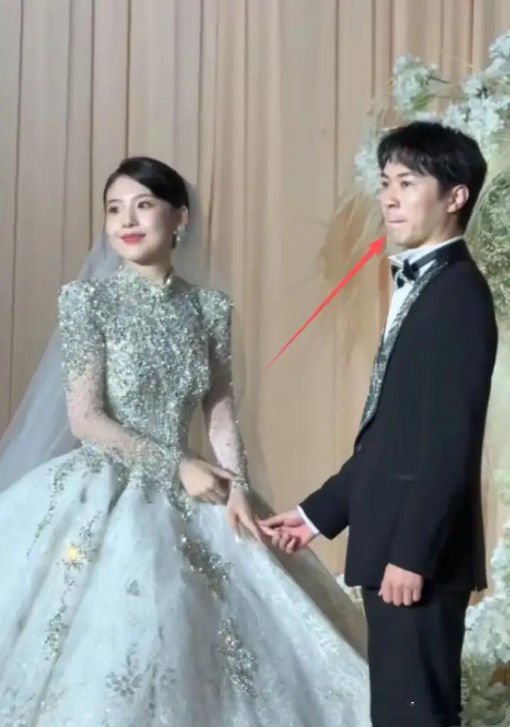 章若楠3妹大婚哭肿眼，感觉新郎矮又老，改口费很薄宾客喝茅台抽华子……​​​