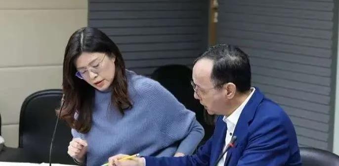 实锤了！难道蓝营真的又要没完没了地内讧？就在5月15日，郑丽文刚开启内部培训第一