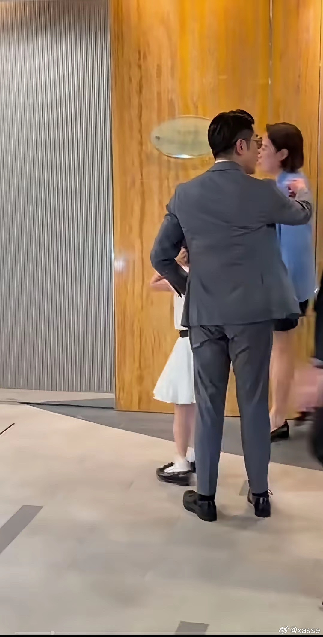 郭富城，为什么每次出镜都穿这么短又瘦的裤子，这样感觉显得腿更短。