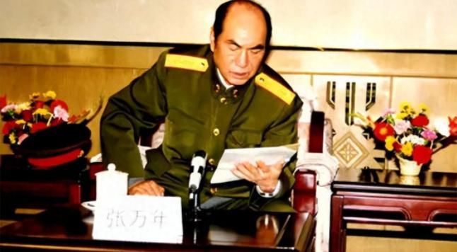 1996年，时任中央军委副主席的张万年来到山西视察，在饭桌上他听到了一些同志的“