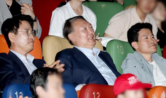 尹锡悦彻底孤立：亲信断联、特检压境，昔日权力中心如今门可罗雀虽然国民力量党内