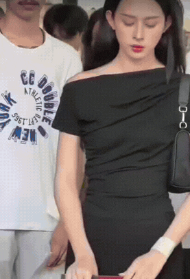 就这颜值，多少女孩子看了都得自愧不如。但让人崩溃的是，他竟是个"男儿身"。泰国