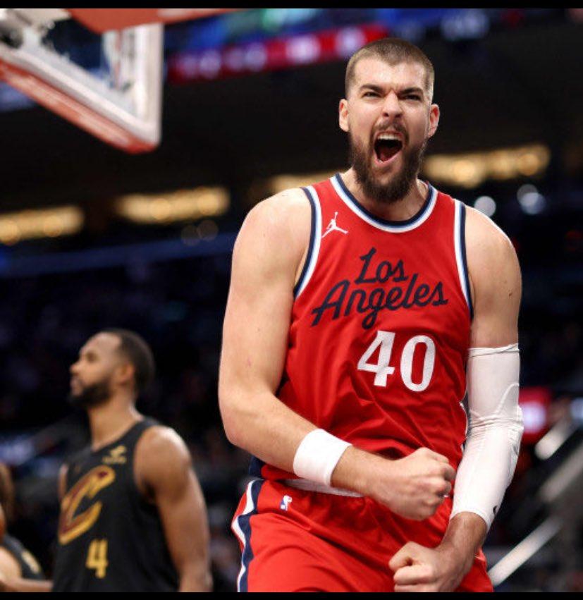 洛杉矶快船队拒绝了一份关于伊维察·祖巴茨的交易方案，该方案包括：-一个首轮选