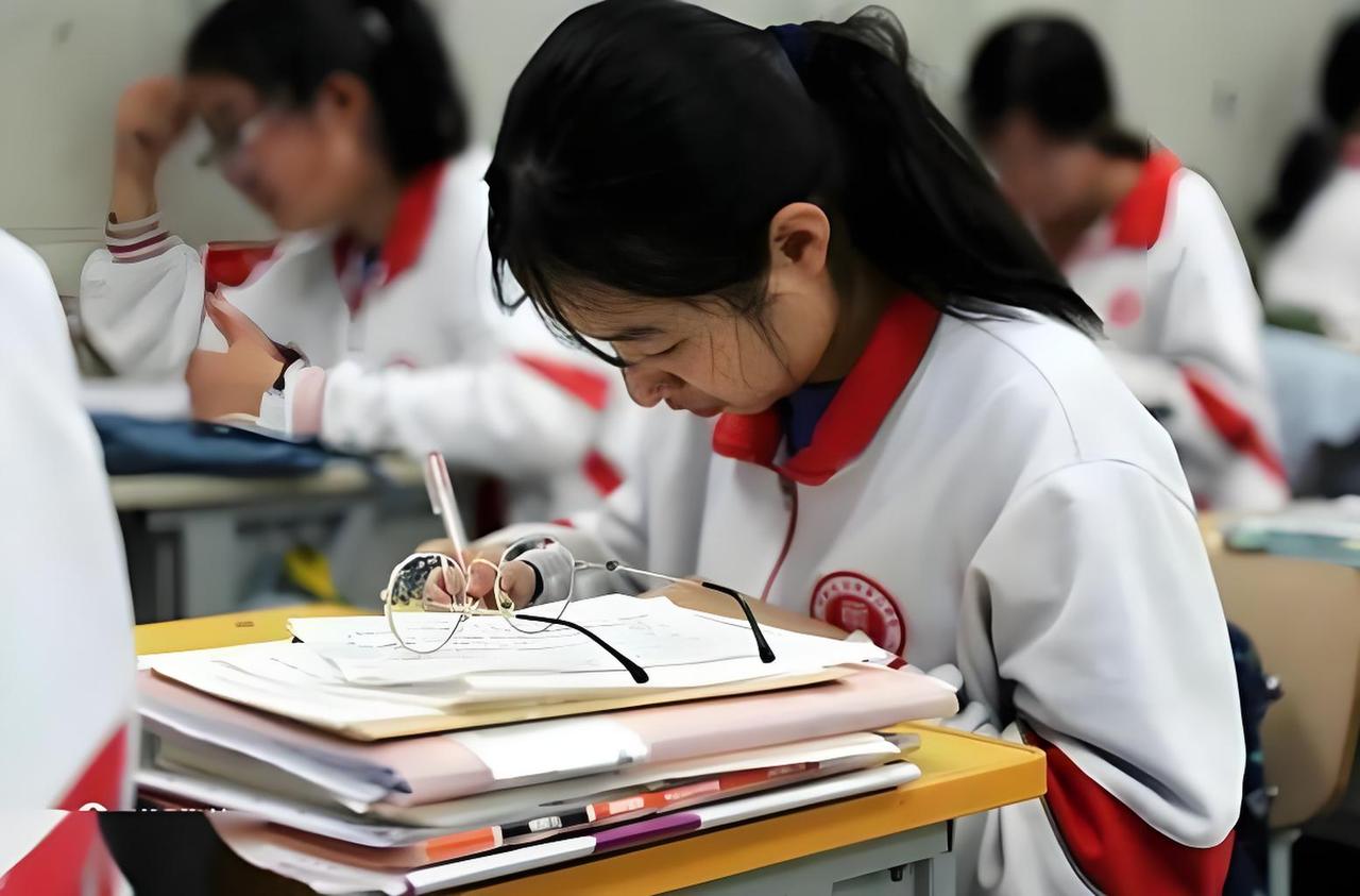 怎样培养孩子数学思维✨稳稳跟上进度、绝不掉队很多孩子数学跟不上、越学越吃力，根