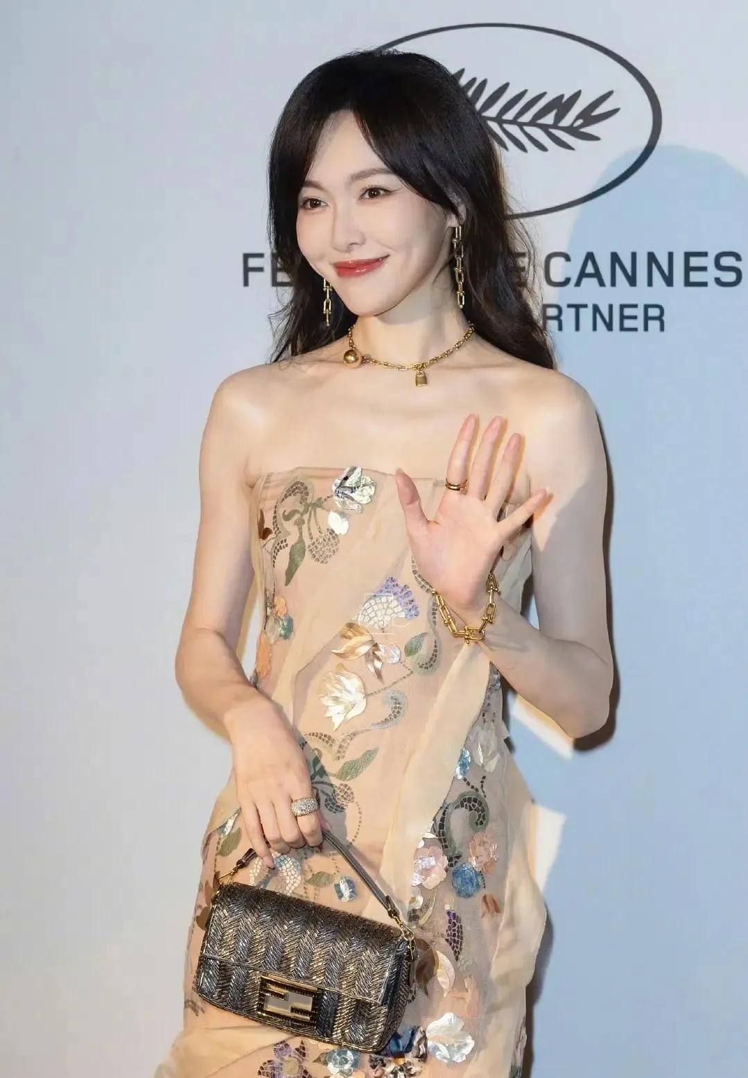 原来这就是婚姻美满显在脸，红气养人！今晚唐嫣出席活动的红毯生图，谁看了不说一句