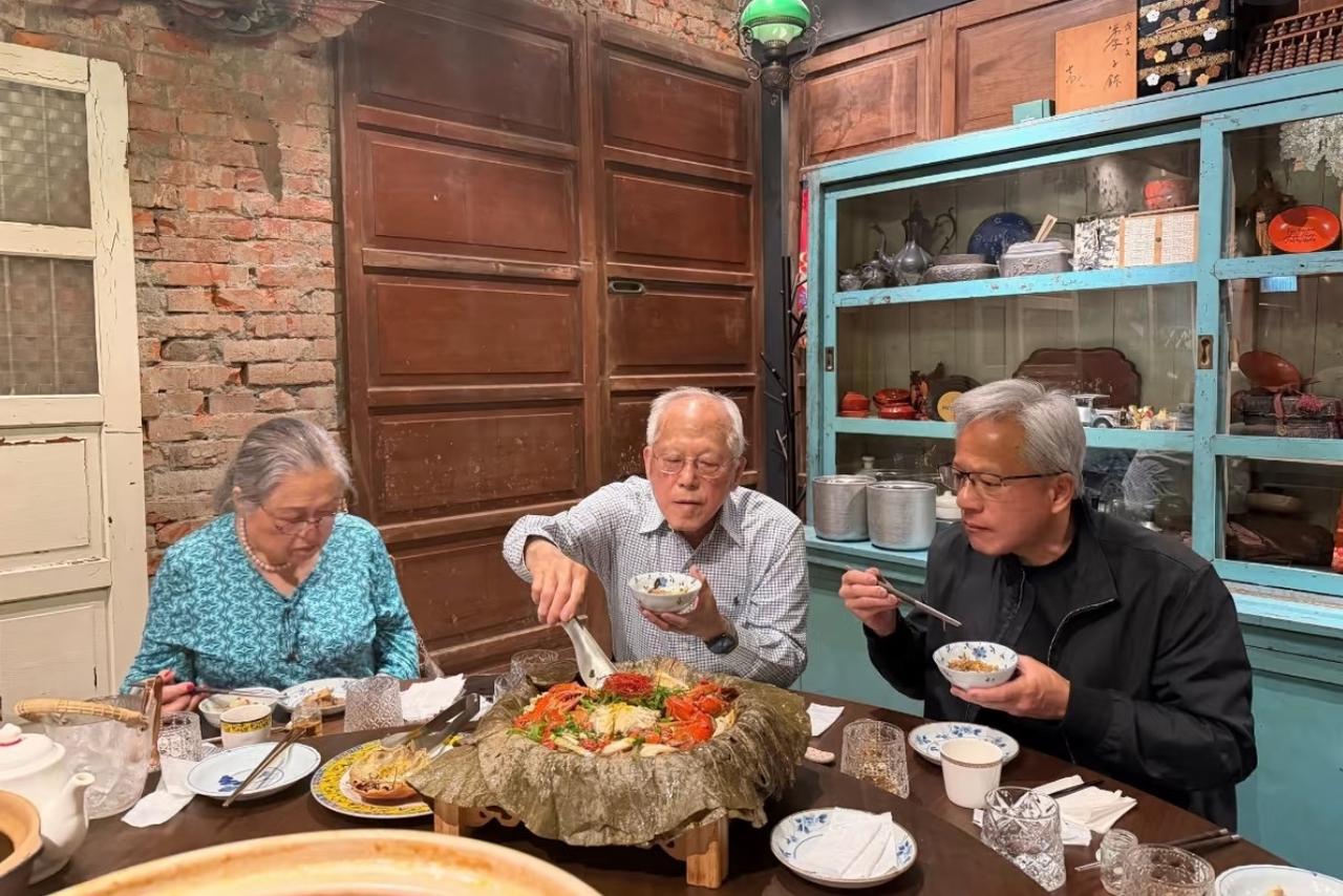 黄仁勋时常会回家和父母团聚，与家人在外面小馆美美吃顿饭。从这张照片来看，白头