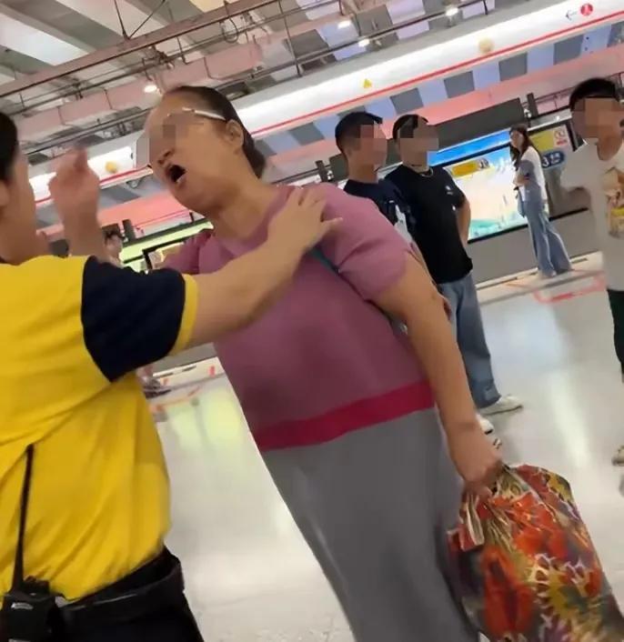深圳地铁小姑娘的遭遇真是太让人气愤了！7月22日19点左右，在广东深圳的地铁