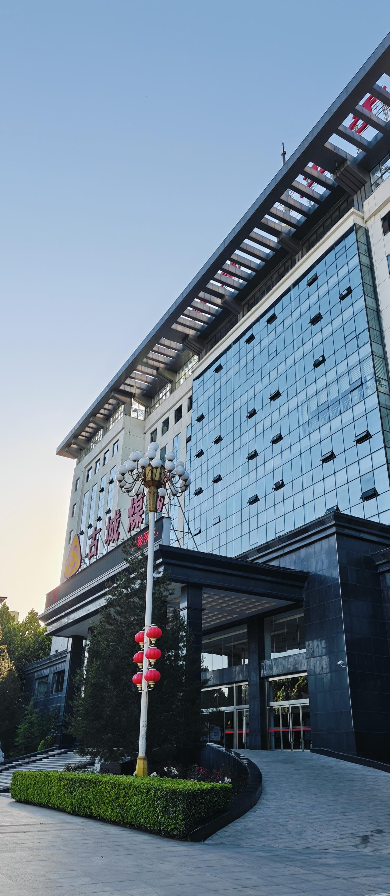 参观长治古城煤矿，在餐厅跟几名矿工聊了聊。矿工一天收入300元左右，这批矿工