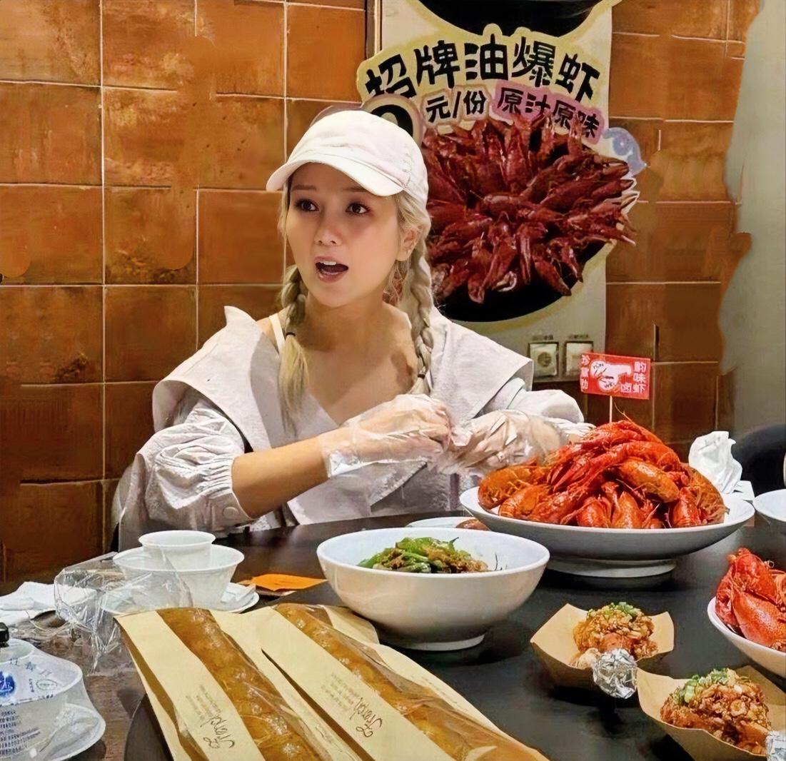 何洁吃小龙虾被拍，她变瘦了漂亮了