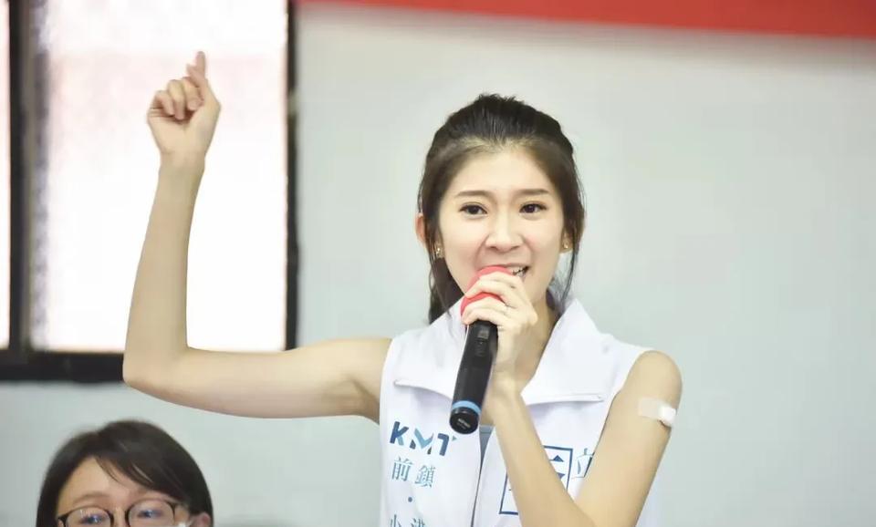 北大研究生，国民党美女发言人李明璇启动“罢绿委行动连署站”全台环岛走透透计划。
