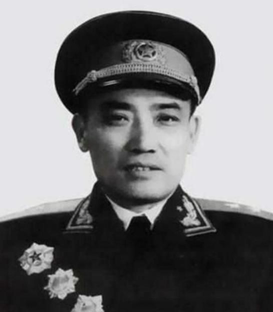 1955年授衔，陈锡联是上将，陈再道是上将，可当年在红四方面军当过他们师长的张才