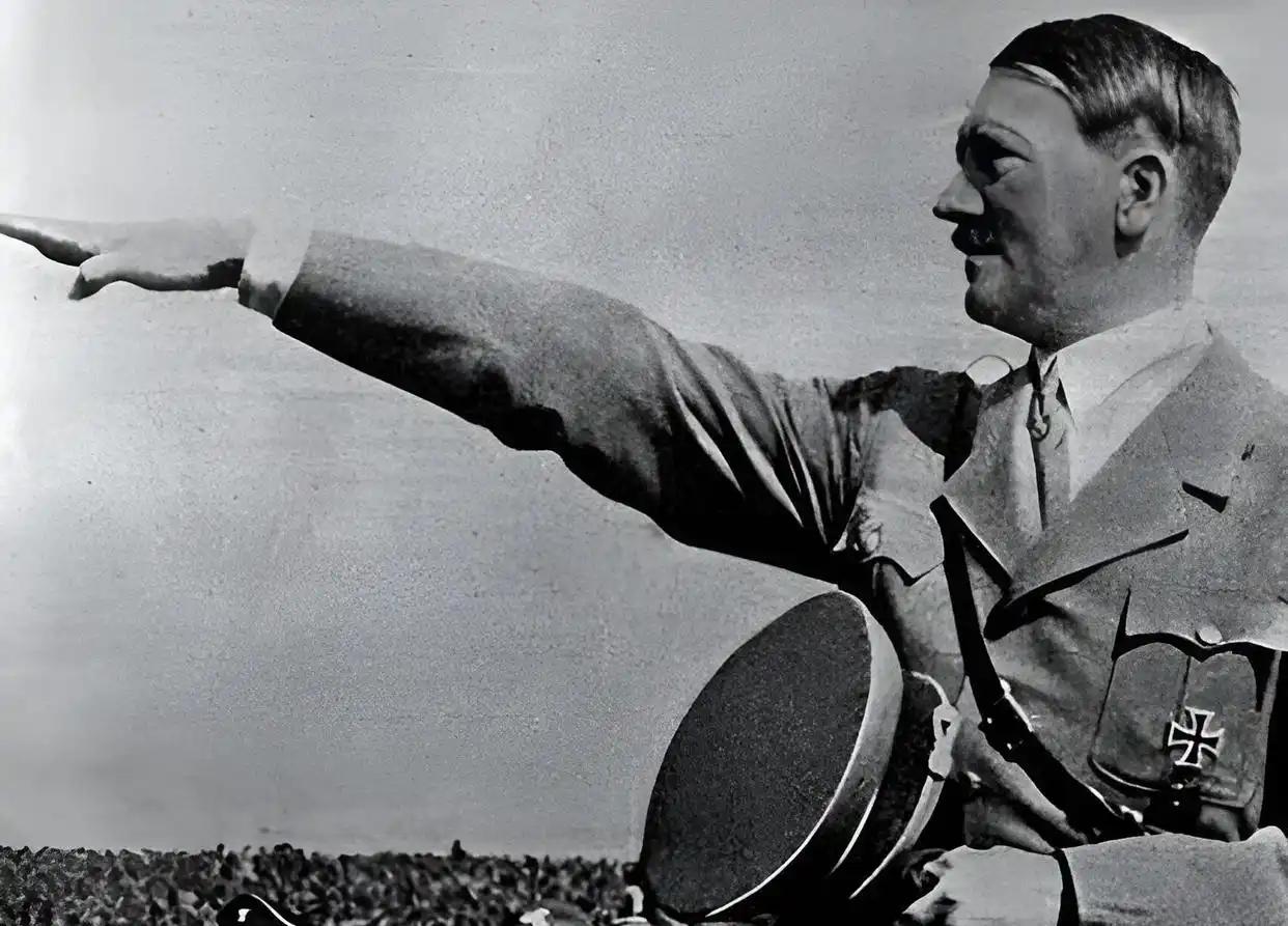 任谁复盘二战，都会对日本的操作百思不得其解，明明有德国邀其夹击苏联，堪称天胡开局