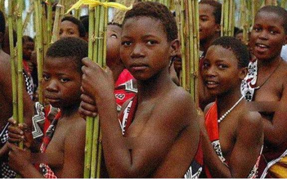 非洲有一个特别奇葩的部落，在这里未婚女子不能穿上衣，只穿短裙，这里的男人，居然需