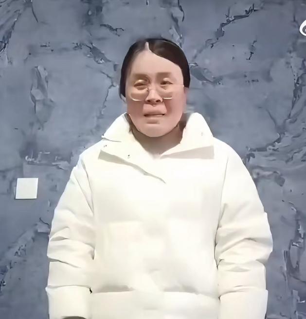 江苏徐州女子孙某持续多年辱骂、诋毁大衣哥朱之文，终于被判刑了。这是个憨批娘们，你