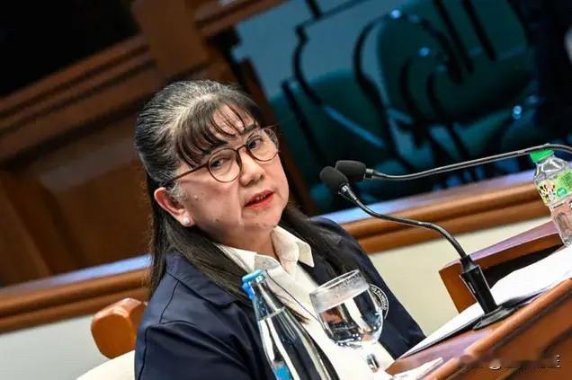 周一，菲律宾副总统办公室前特别财务官吉娜·阿科斯塔承认，在核实机密资金用途时，她