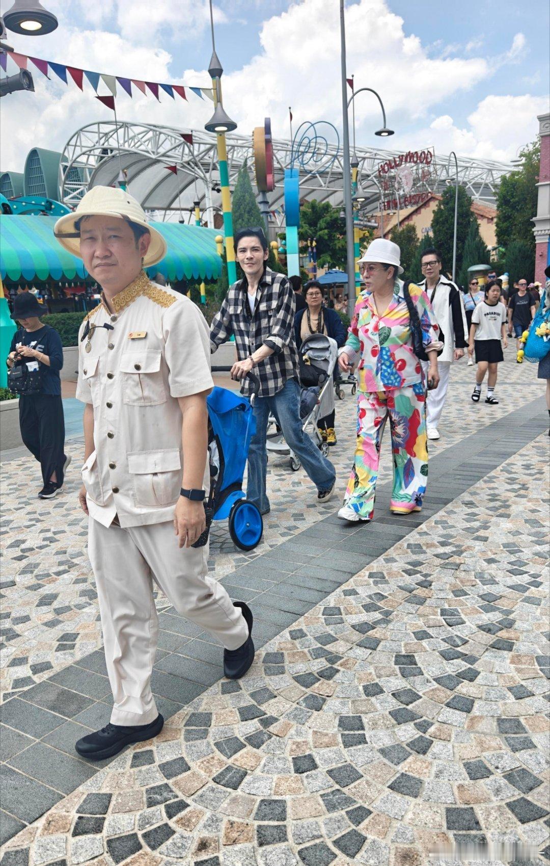 向佐郭碧婷向太向华强一家在新加坡环球影城