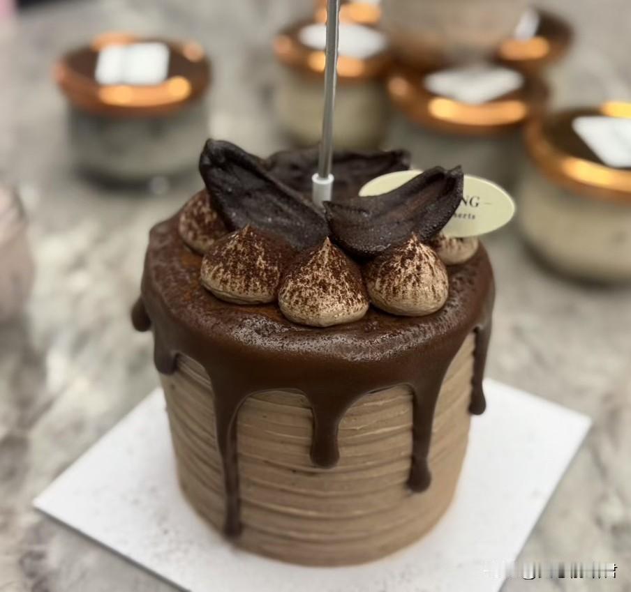 这样的女人真的挺让人无语的。一女子，36岁，讲她和工人师傅（29岁）在院子里聊天