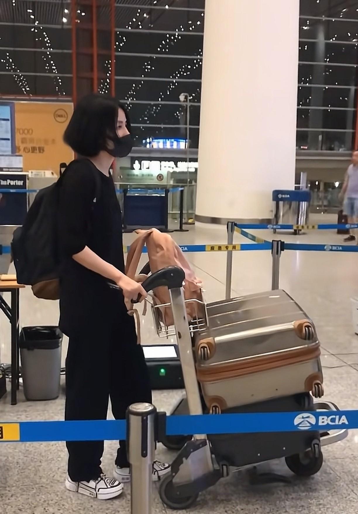 王菲在生活中真的是一个非常简单的人，每次穿衣打扮都是简简单单的休闲装，留着好打理