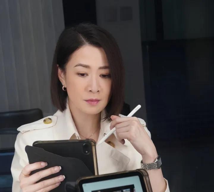 胡杏儿天都塌了，本来刚演了一部还不错的电视剧《蛮好的人生》，结果TVB女王余诗曼