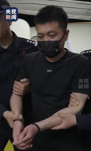 主角叫黄某铠，这人可不是一般的胆大包天。 他伙同一群狐朋狗友跑到柬埔寨，在2