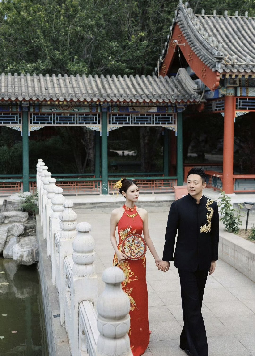 汪小菲和马筱梅这身婚服搭配真是绝了，俩人站一起那种默契感藏都藏不住。刷到他们同框