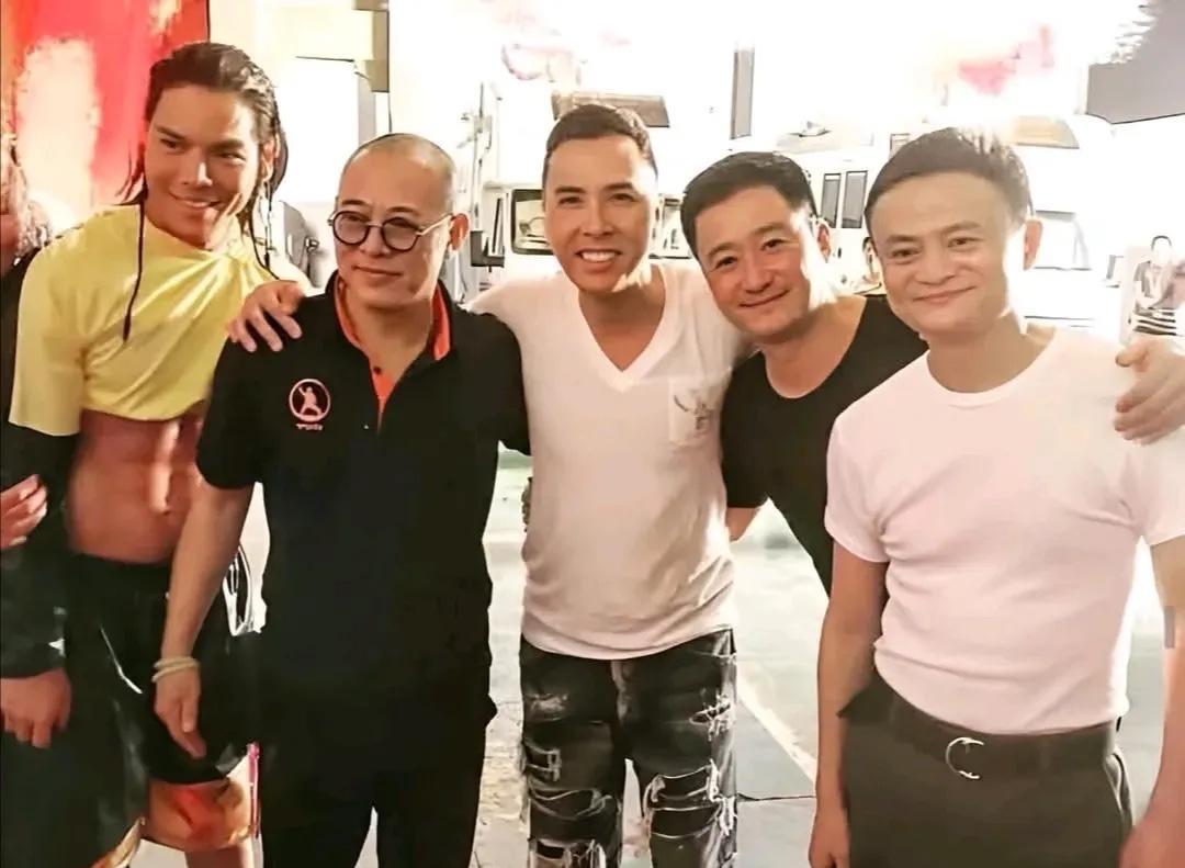 马云，李连杰，曾子丹，吴京，都是各自领域的佼佼者，很难得一起合影