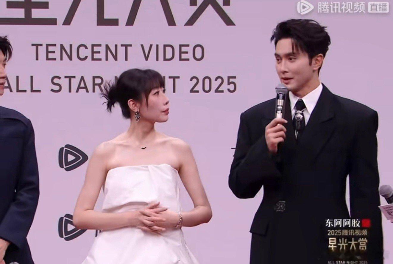 高伟光被任素汐夺麦高伟光用亲身经历告诉大家：红毯上，不要随便cue领导表演！任