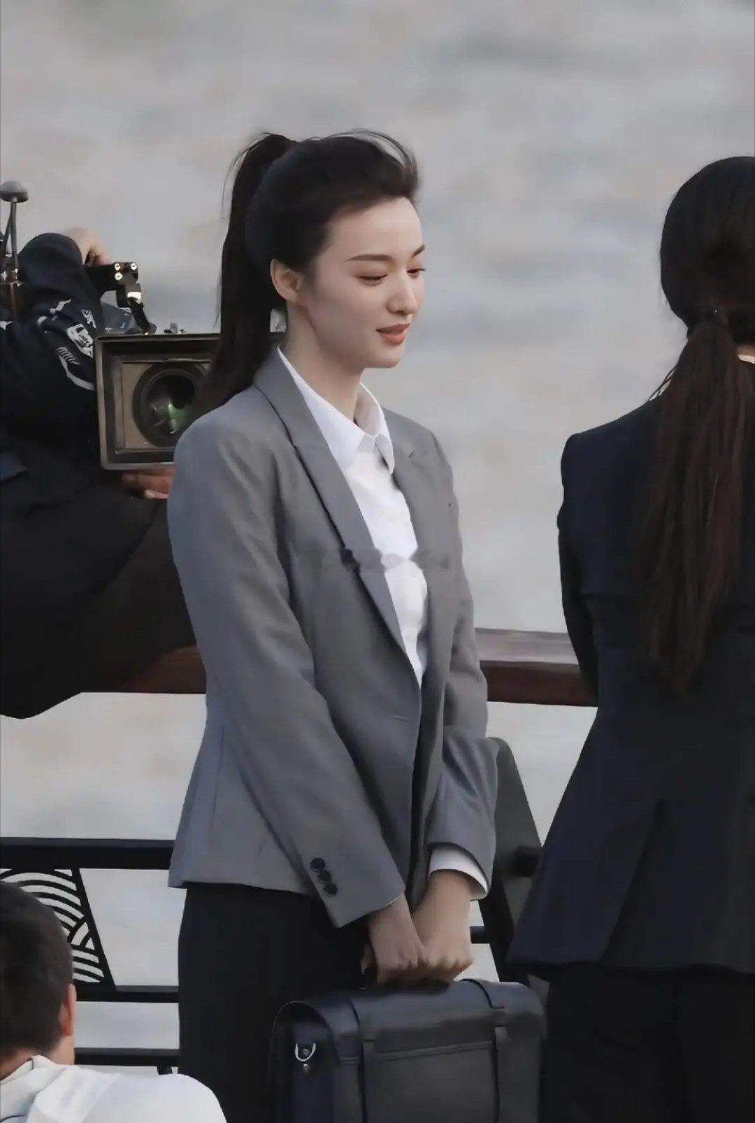 王楚然高马尾搭配西装短裙，又美又俏，灵动又利落，那模样俏得让人移不开眼，真是好多