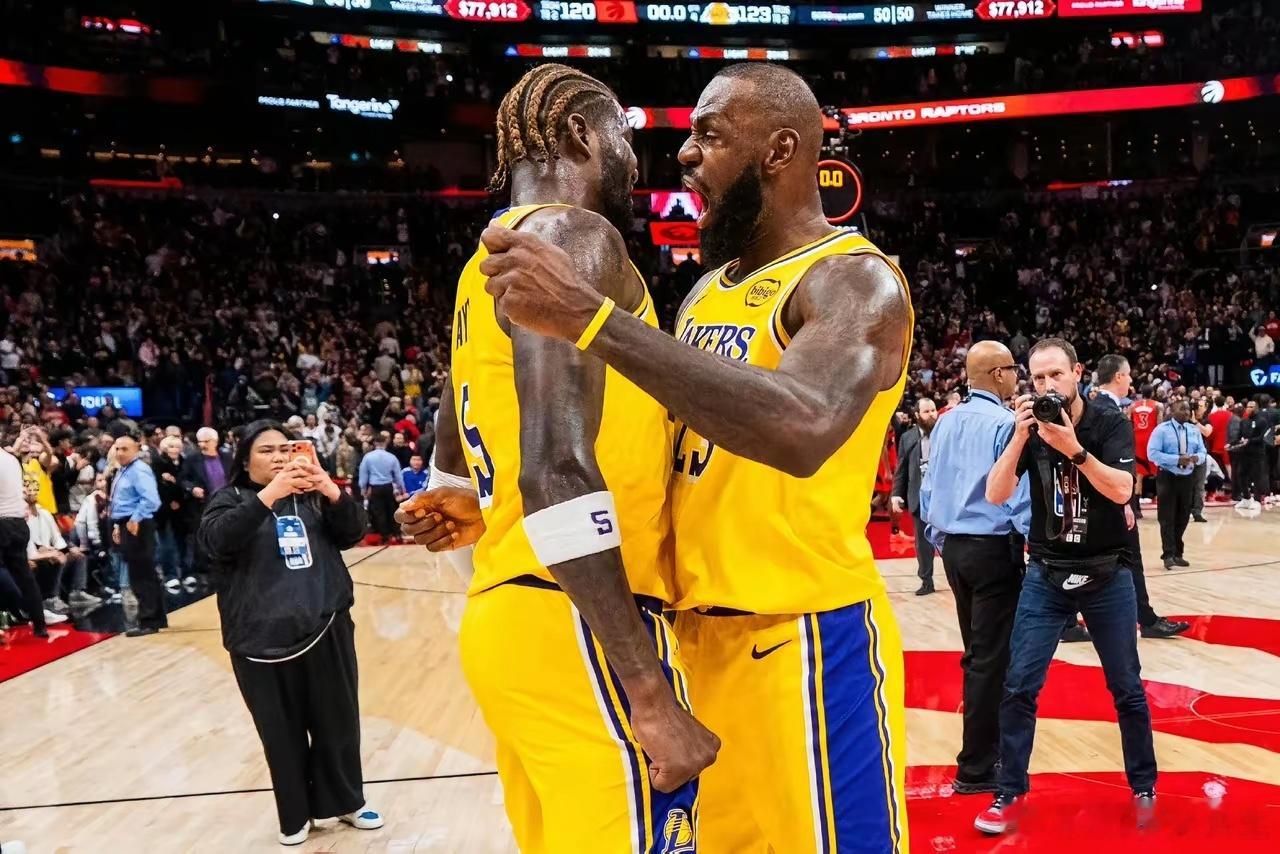 湖人今天不论是教练采访还是球员采访，已经说明球队的更衣室问题了。这确实是因为詹姆