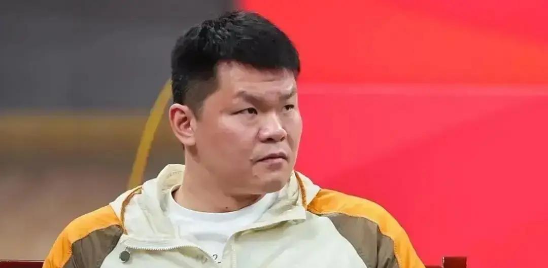 官方4K碾压盗摄，自媒体哀嚎咪咕独家信号锁死，AI一夜下架1.2万条视频。