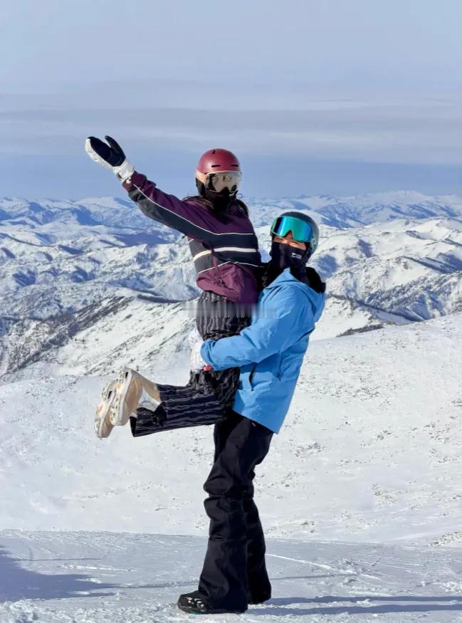 杨采钰也太幸福了吧！晒滑雪照老公高高把她抱起就像是个小公主一样，生娃之后除了工作