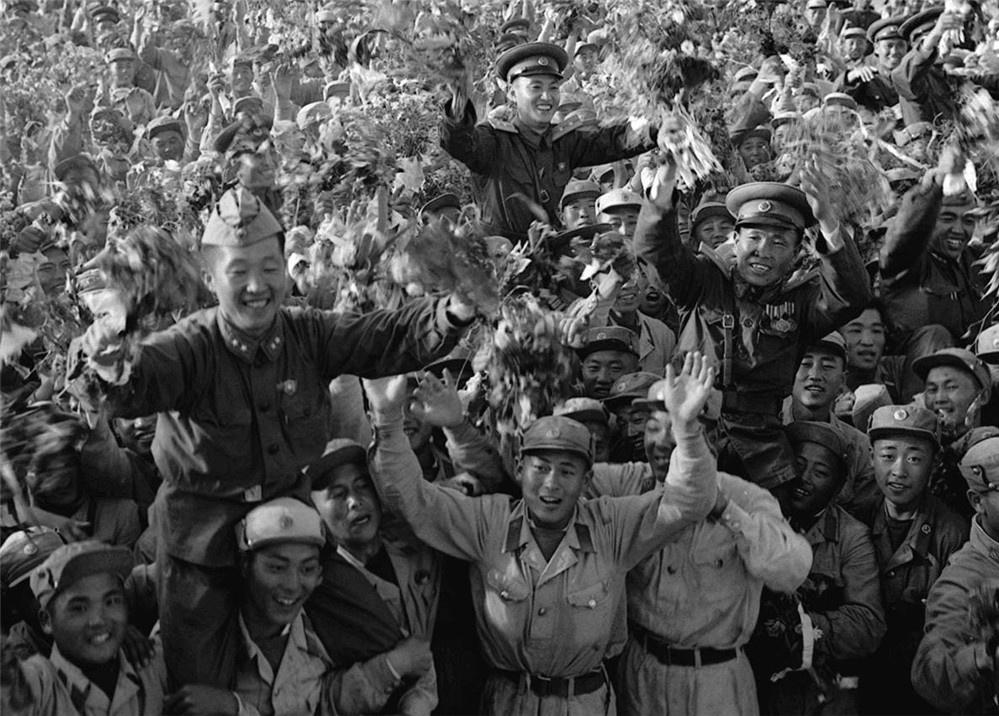 1958年志愿军全部撤离朝鲜，唯独一名战士死活不上车，金日成看完报告后，亲自批了