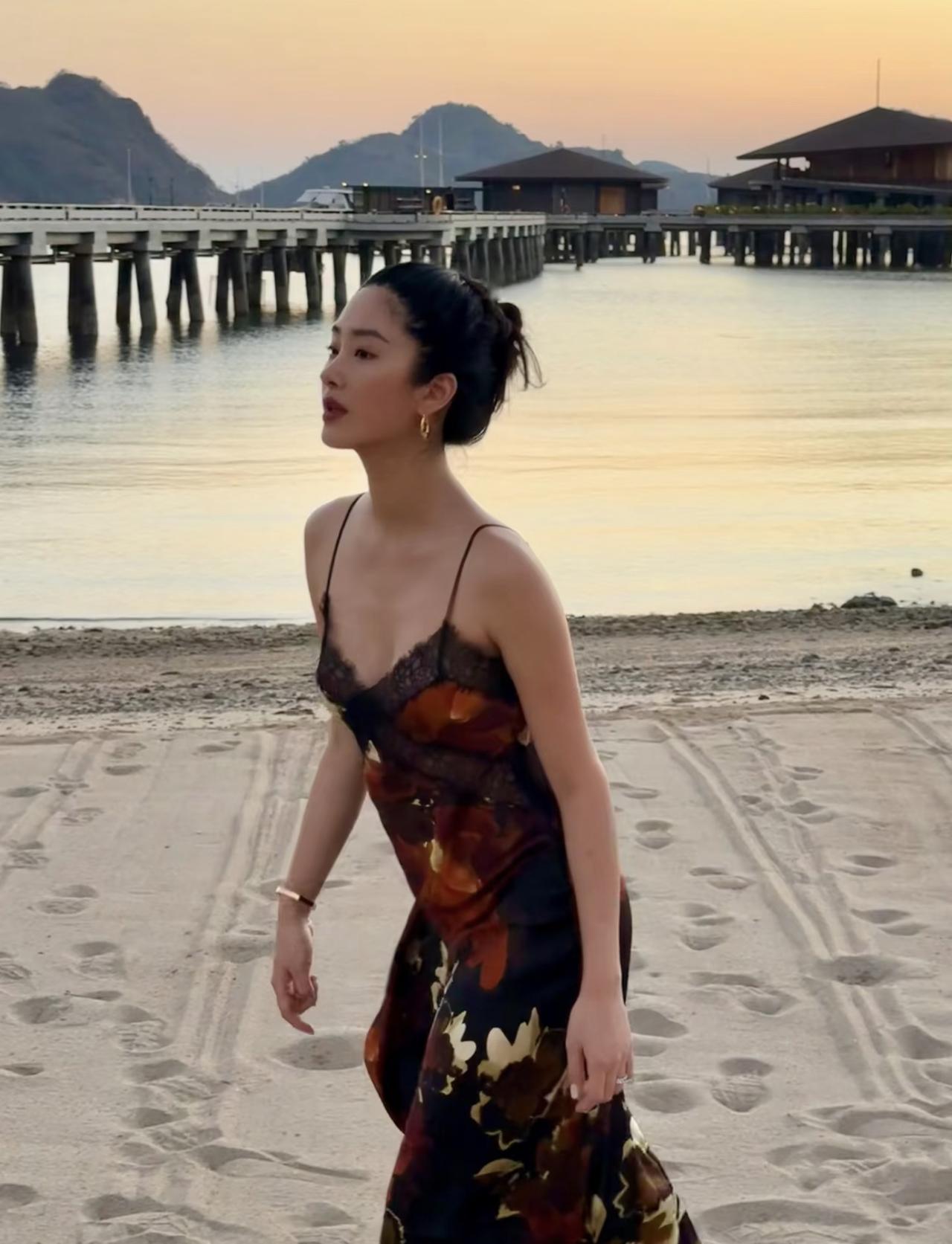 卸货成功的杨采钰晒美照，这身材一点都不像刚刚生了小孩。照片有正面的、侧面的、全身