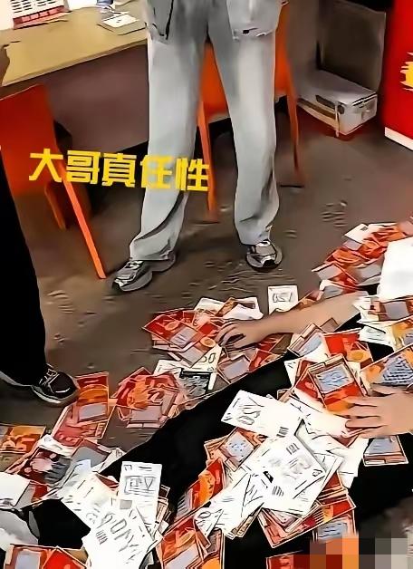 这位大哥也太敢了！直接砸21万包圆彩票店刮刮乐，实测中奖率，结果直接亏掉近8万，