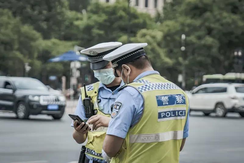 回家的路上碰到某路口交警查电动车未佩戴头盔的事情，突然交警拦住了一个小伙子，头上