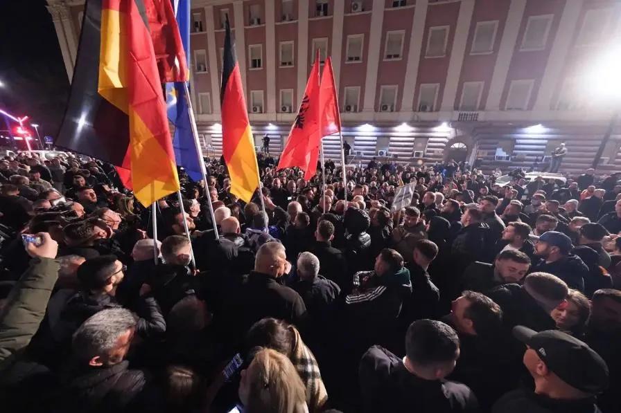 阿尔巴尼亚的抗议活动升级为示威者与警方之间的冲突。这一切始于针对总理埃迪·拉马的