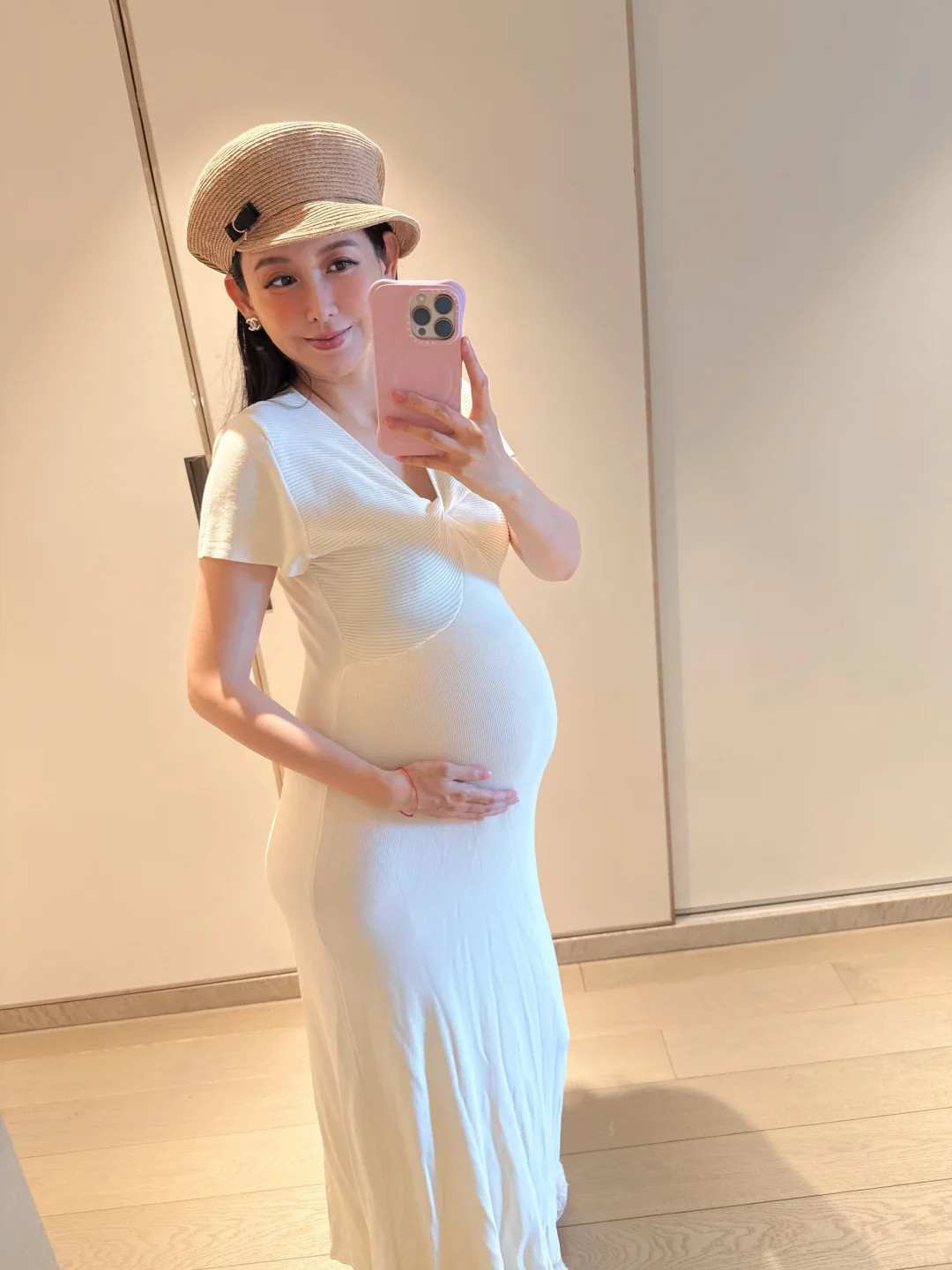蝴蝶姐姐晒二胎孕肚，快乐冠军现在生活的很幸福
