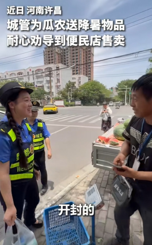 “这个城管火到人民日报了！”许昌，外地瓜农占道经营，见到城管，以为要被驱离的，没