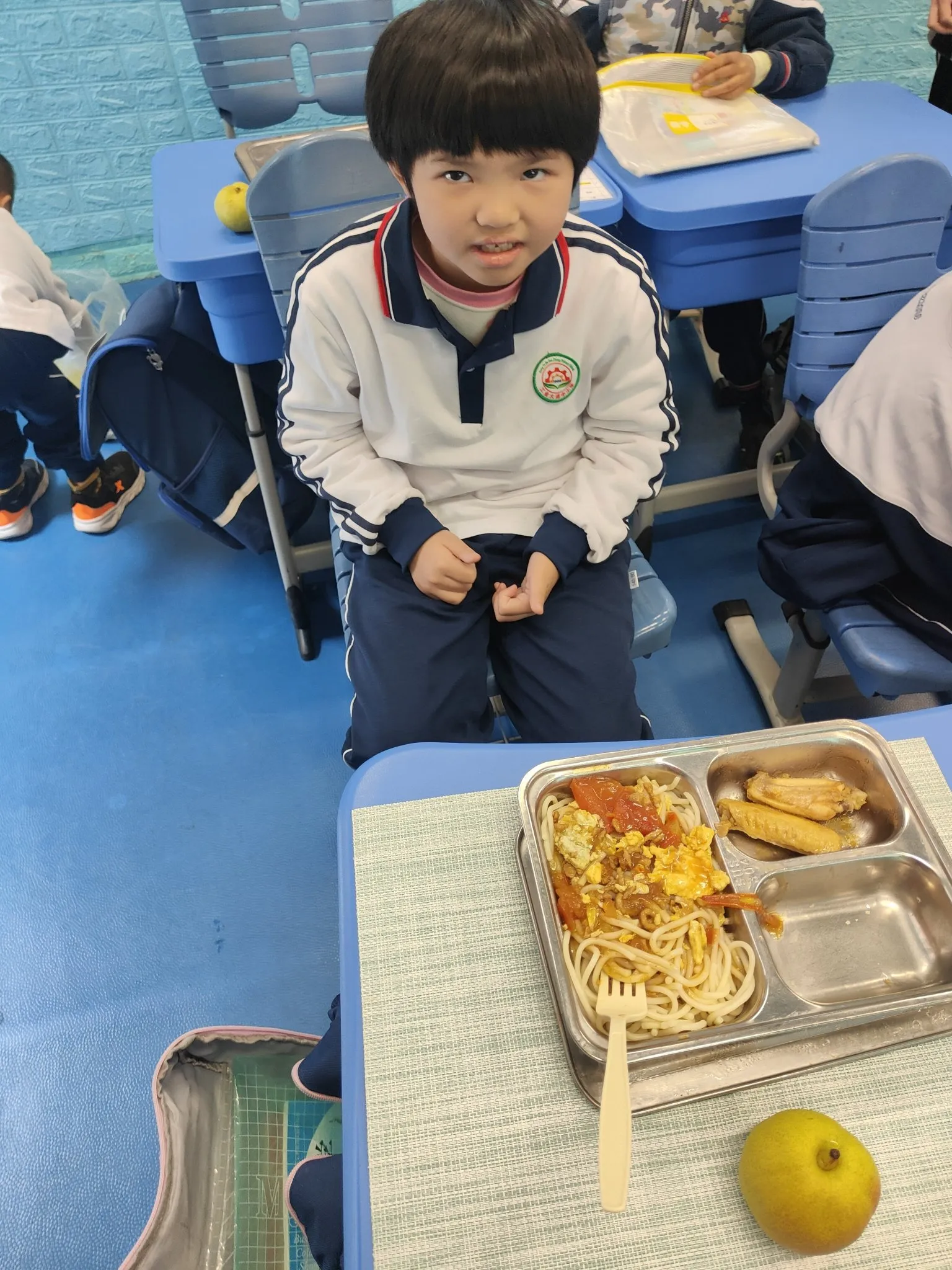 女儿学校的15元午餐。大家说这伙食算贵吗？