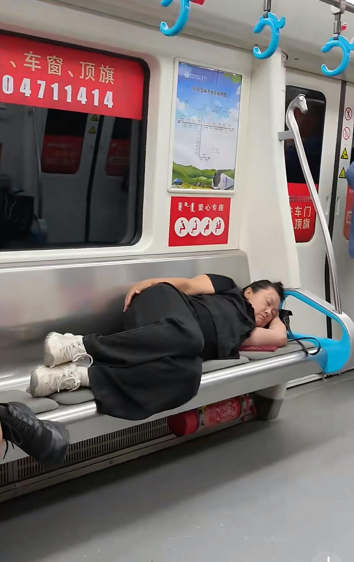 内蒙古呼和浩特地铁上，在爱心专座当睡美人的大妈，这里睡的可比家里舒服多了。地铁上