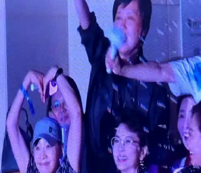 演唱会台下坐着殷秀梅和宋丹丹，这招呼先跟谁打，简直是道送命题。那英握着话筒，目光越过前排，脱口而出一
