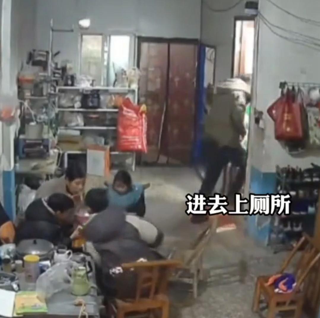 河南南阳，这个家已经塌了！女子的丈夫，才30岁，经常说胸口疼，监控里，他在家上个