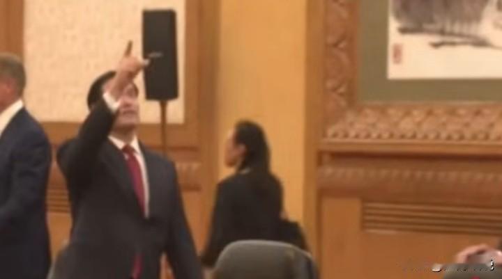 国务卿先生对人民大会场天花板产生兴趣！鲁比奥在人民大会堂内不时抬头观看天花板