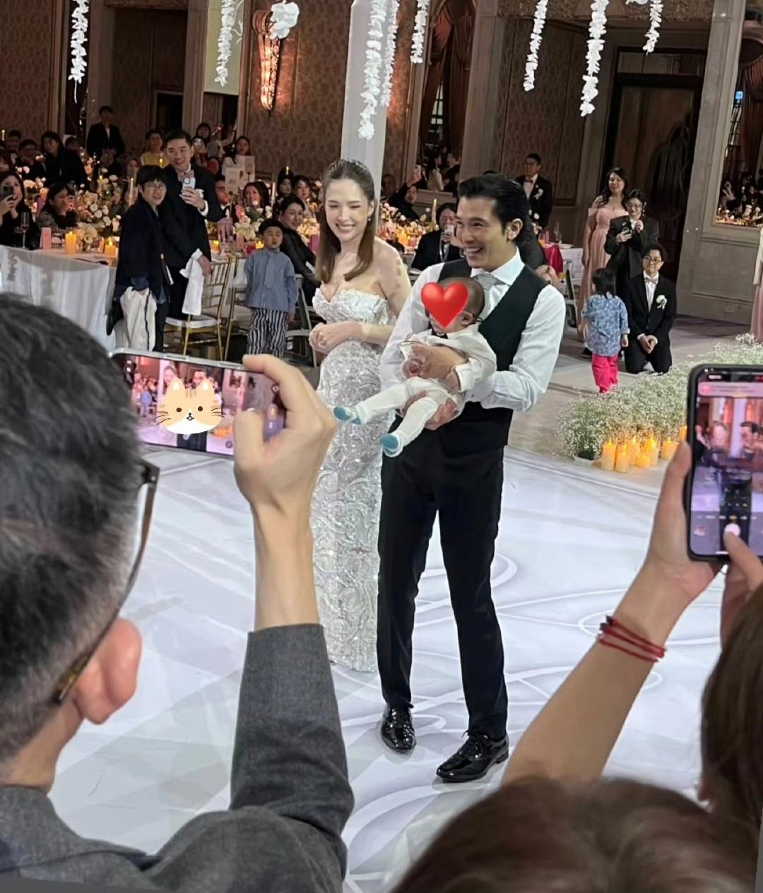 11月28日，邱泽和老婆许玮甯在台北补办婚礼，几乎台湾省大半个娱乐圈的明星都来了