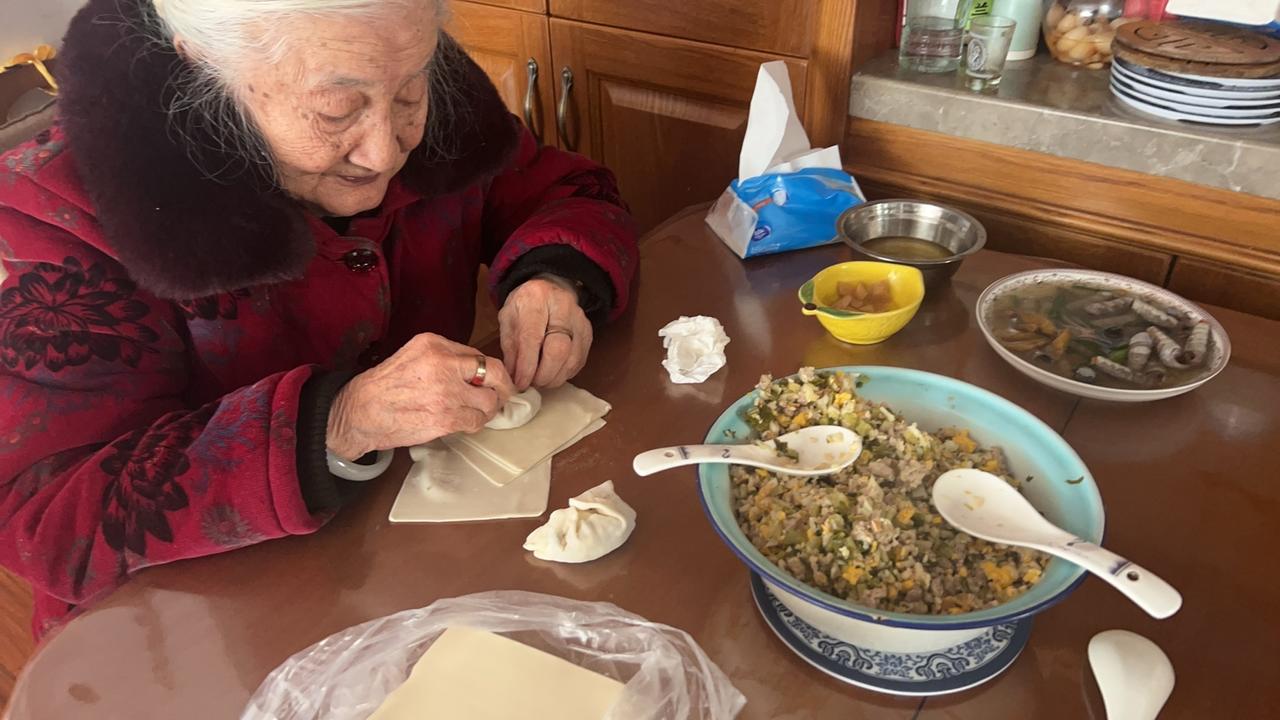 今天我算是把这辈子的话都说尽了。早上八点出门，现在下午五点，脚后跟生疼，坐在