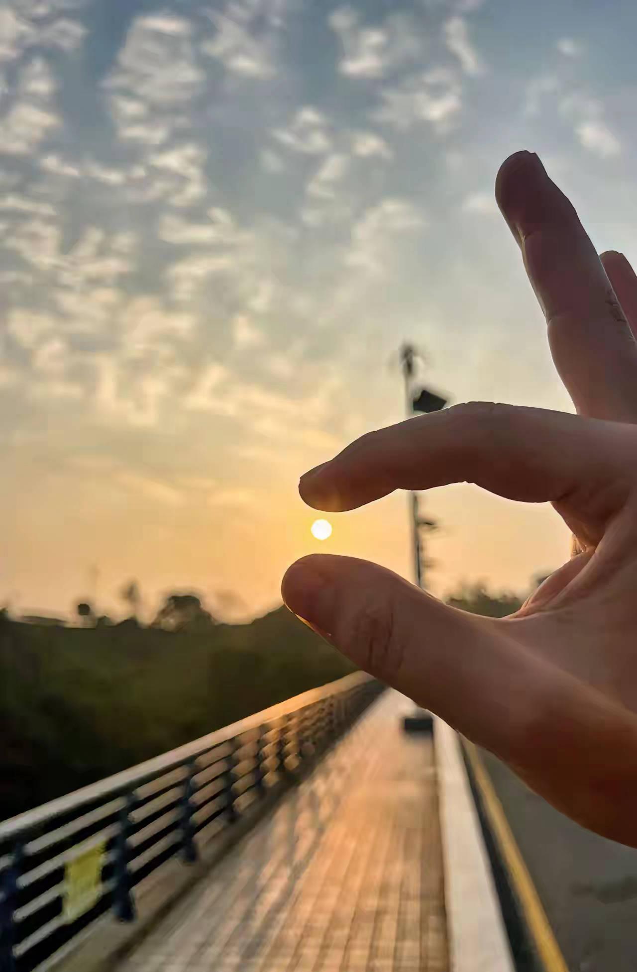 要按照客观情况来培养孩子，或者找工作。举个很简单的例子。对于家里面没钱的年轻