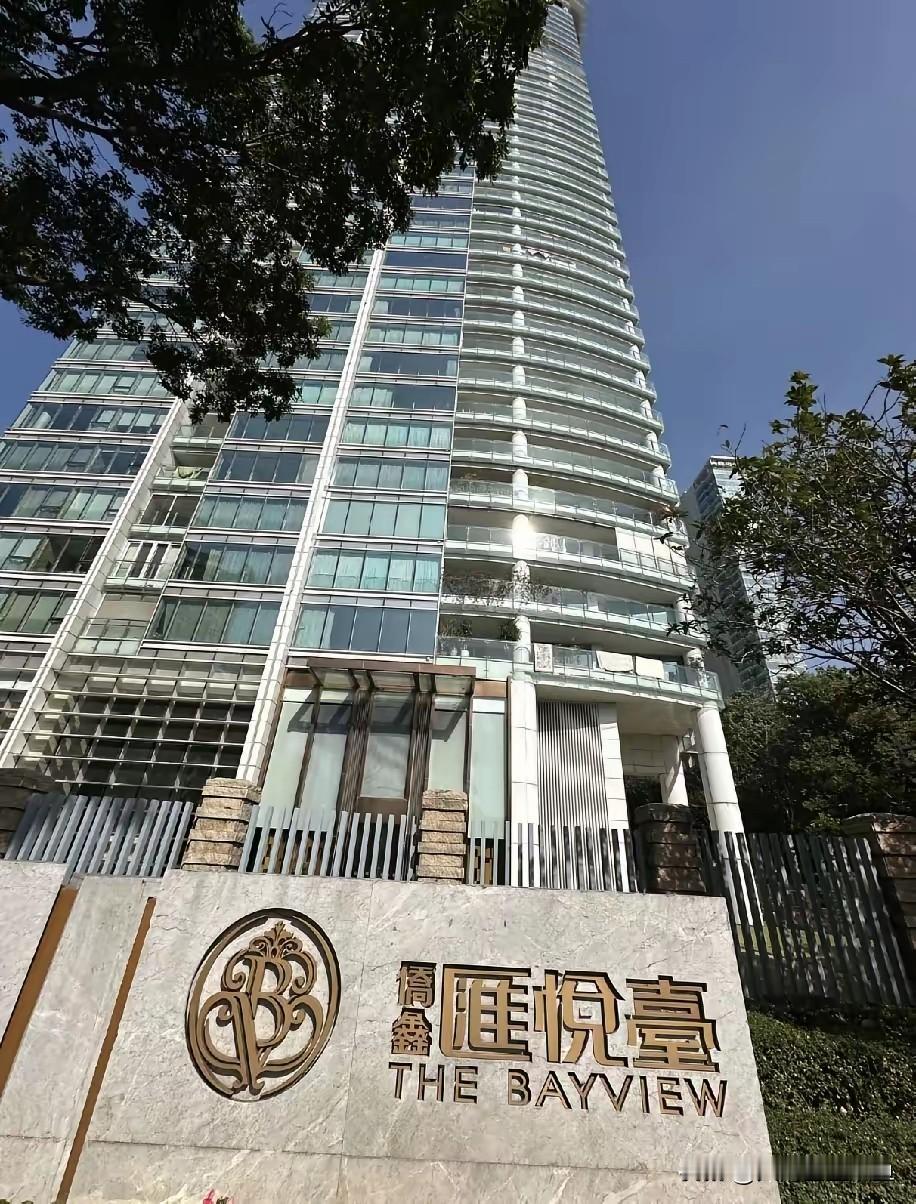 站在汇悦台楼下，我终于懂了“有钱人的快乐有多简单”在广州珠江西岸的临江大道