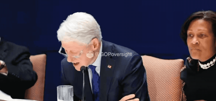 十分恐怖：克林顿一边蘸口水一边兴致勃勃看爱泼斯坦文件照片！这是美国前总统比尔·克