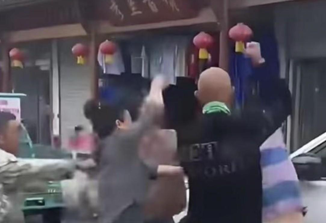 五个人按住一个人打，事后只是道个歉，赔偿500块，这事就能翻篇了吗？看完安徽泾县