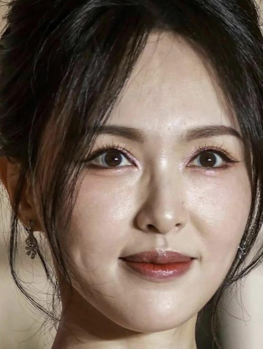 唐嫣的经纪人估计已经意识到了她虽然是个很有才华的演员，但她存在一个更明显的优